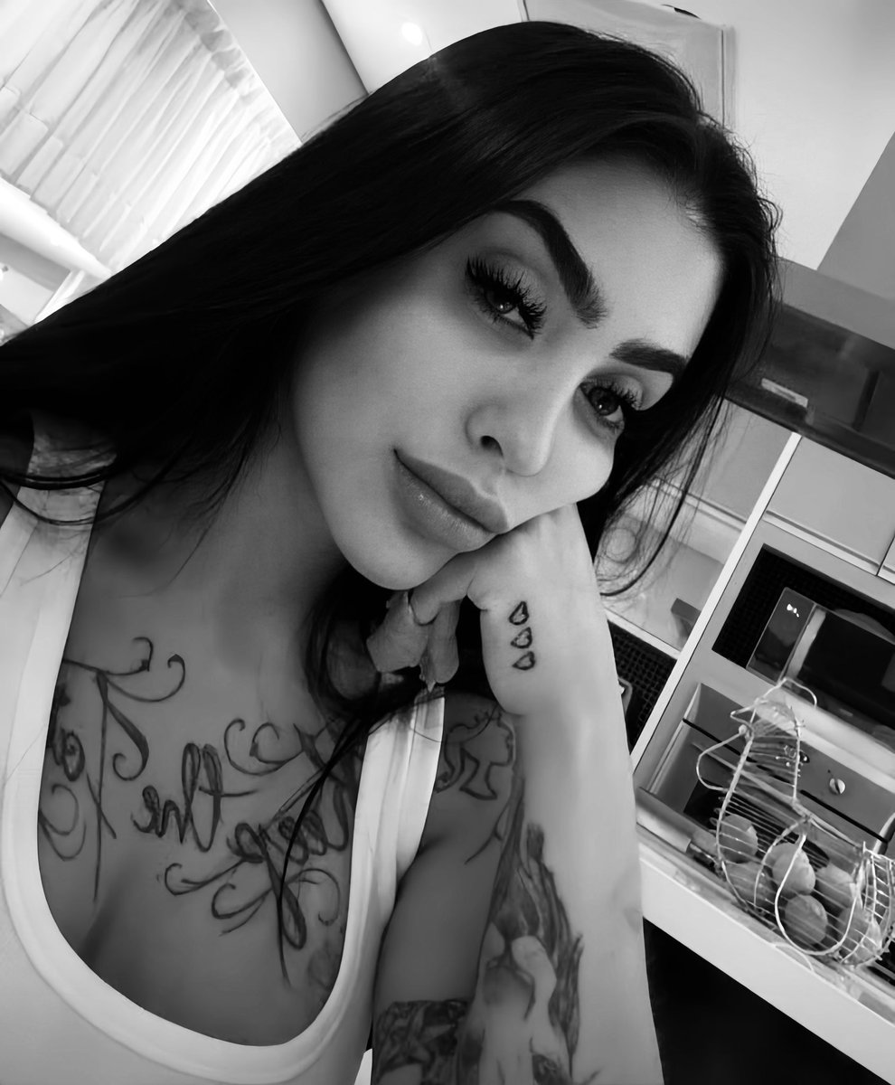 mireellaami's tweet photo. ㅤ

ㅤ𝗣𝗢𝗩: 𝘷𝘰𝘤𝘦̂ 𝘯𝘢𝘮𝘰𝘳𝘢 𝘤𝘰𝘮𝘪𝘨𝘰, 𝘦 𝘦𝘴𝘴𝘢 𝘦́ 𝘢 𝘴𝘶𝘢 𝘨𝘢𝘭𝘦𝘳𝘪𝘢. ㅤ

ㅤ https://t.co/l0w1aKBvc5