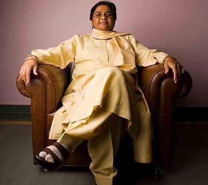 Shubhamshuklamp's tweet photo. “घूसखोर पंडत” पर सब मौन हैं। बड़े से बड़े नेता ने चुप्पी साध रखी है। लेकिन बोला किसने? मायावती जी ने! उन्होंने खुलकर इसके खिलाफ आवाज उठाई। 

मायावती जी से कई बार विचारधारा को लेकर टकराव हो सकता है, लोकतंत्र में ये सामान्य है। लेकिन इनकी बहादुरी का मैं बचपन से क़ायल रहा हूं। गरीब शोषित पीड़ित दलित किसी समाज के हों उनके न्याय के लिए आवाज उठाना सदैव से प्राथमिकता रही है।

“घूसखोर पंडत” आसानी से नेटफ़्लिक्स में रिलीज हो जाती। किसी को हवा तक नहीं लगती। लेकिन सोशल मीडिया में हम सबने आवाज़ उठाई। आज ये नेशनल मीडिया की सबसे बड़ी खबर है।