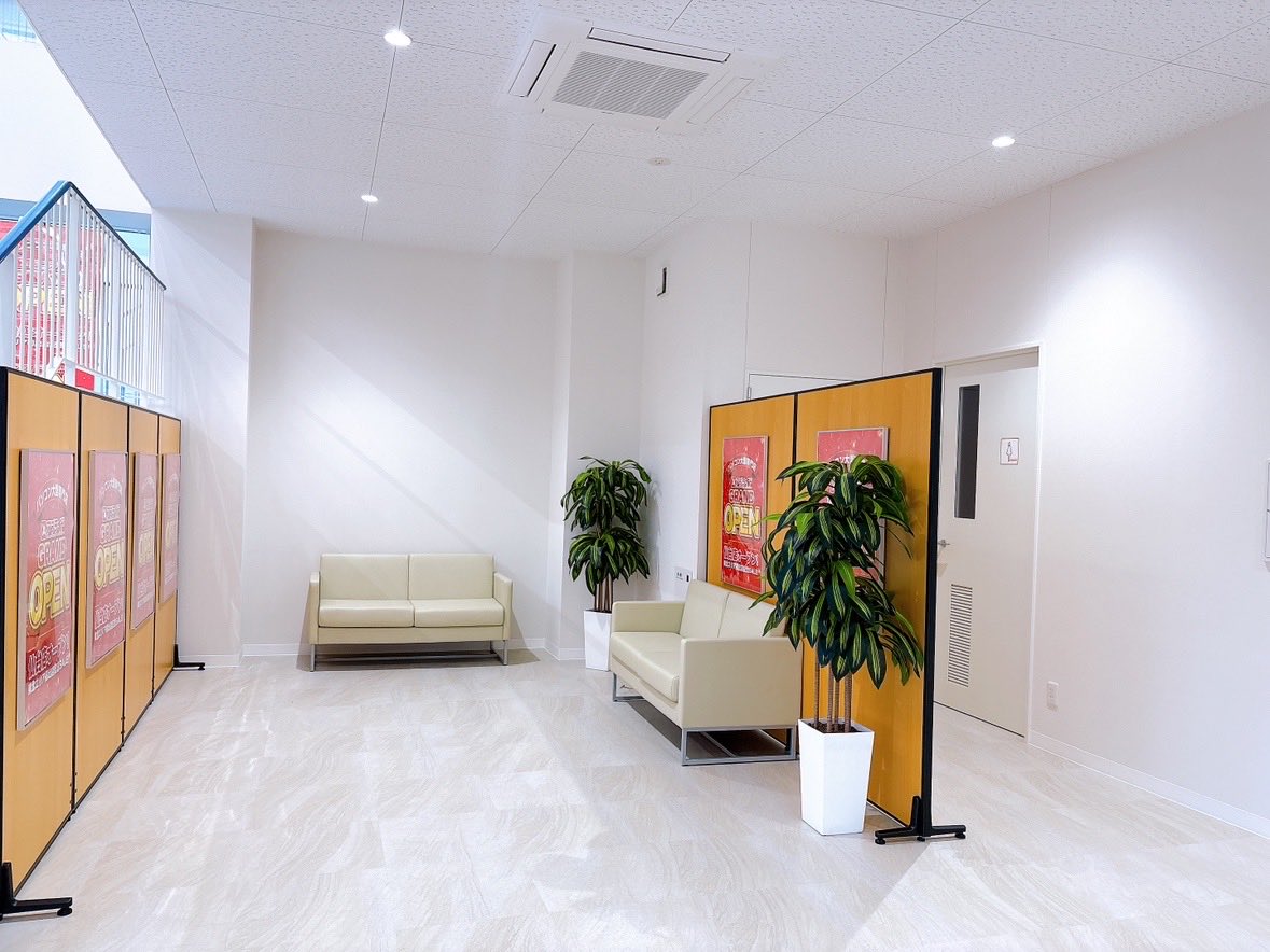 仙台店1階エントランスです^ ^
ソファーでくつろぎスペースもあります！