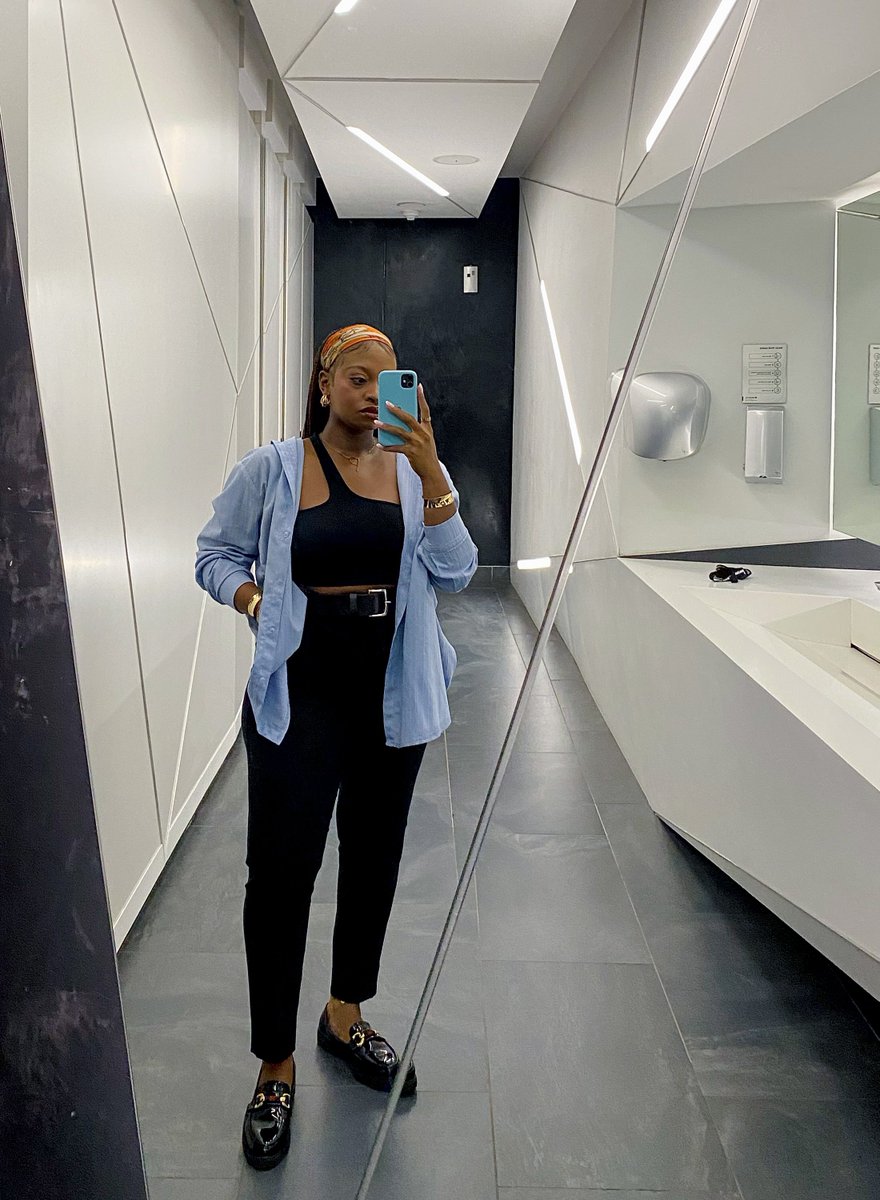 Think I’m a little obsessed with blue & navy 💼🤍