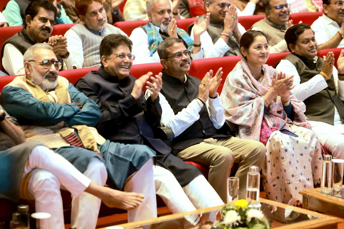 Annapurna4BJP's tweet image. #𝐏𝐚𝐫𝐢𝐤𝐬𝐡𝐚𝐏𝐞𝐂𝐡𝐚𝐫𝐜𝐡𝐚𝟐𝟔 | संसद स्थित जीएमसी बालयोगी ऑडिटोरियम में माननीय प्रधानमंत्री श्री @narendramodi जी की परीक्षा पे चर्चा कार्यक्रम में संसदीय सहयोगियों एवं प्रिय विद्यार्थियों के साथ सहभागी बनने का अवसर मिला।

#ParikshaPeCharcha केवल हमारे #ExamWarriors तक