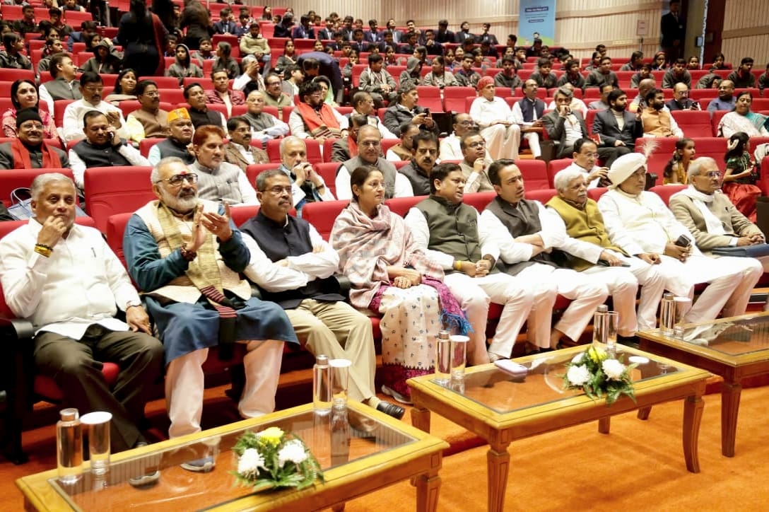 Annapurna4BJP's tweet image. #𝐏𝐚𝐫𝐢𝐤𝐬𝐡𝐚𝐏𝐞𝐂𝐡𝐚𝐫𝐜𝐡𝐚𝟐𝟔 | संसद स्थित जीएमसी बालयोगी ऑडिटोरियम में माननीय प्रधानमंत्री श्री @narendramodi जी की परीक्षा पे चर्चा कार्यक्रम में संसदीय सहयोगियों एवं प्रिय विद्यार्थियों के साथ सहभागी बनने का अवसर मिला।

#ParikshaPeCharcha केवल हमारे #ExamWarriors तक