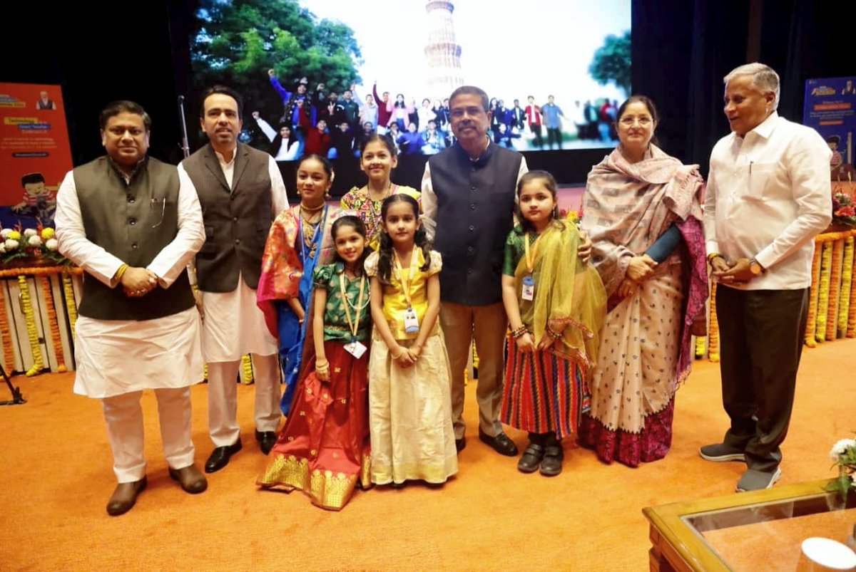 Annapurna4BJP's tweet image. #𝐏𝐚𝐫𝐢𝐤𝐬𝐡𝐚𝐏𝐞𝐂𝐡𝐚𝐫𝐜𝐡𝐚𝟐𝟔 | संसद स्थित जीएमसी बालयोगी ऑडिटोरियम में माननीय प्रधानमंत्री श्री @narendramodi जी की परीक्षा पे चर्चा कार्यक्रम में संसदीय सहयोगियों एवं प्रिय विद्यार्थियों के साथ सहभागी बनने का अवसर मिला।

#ParikshaPeCharcha केवल हमारे #ExamWarriors तक