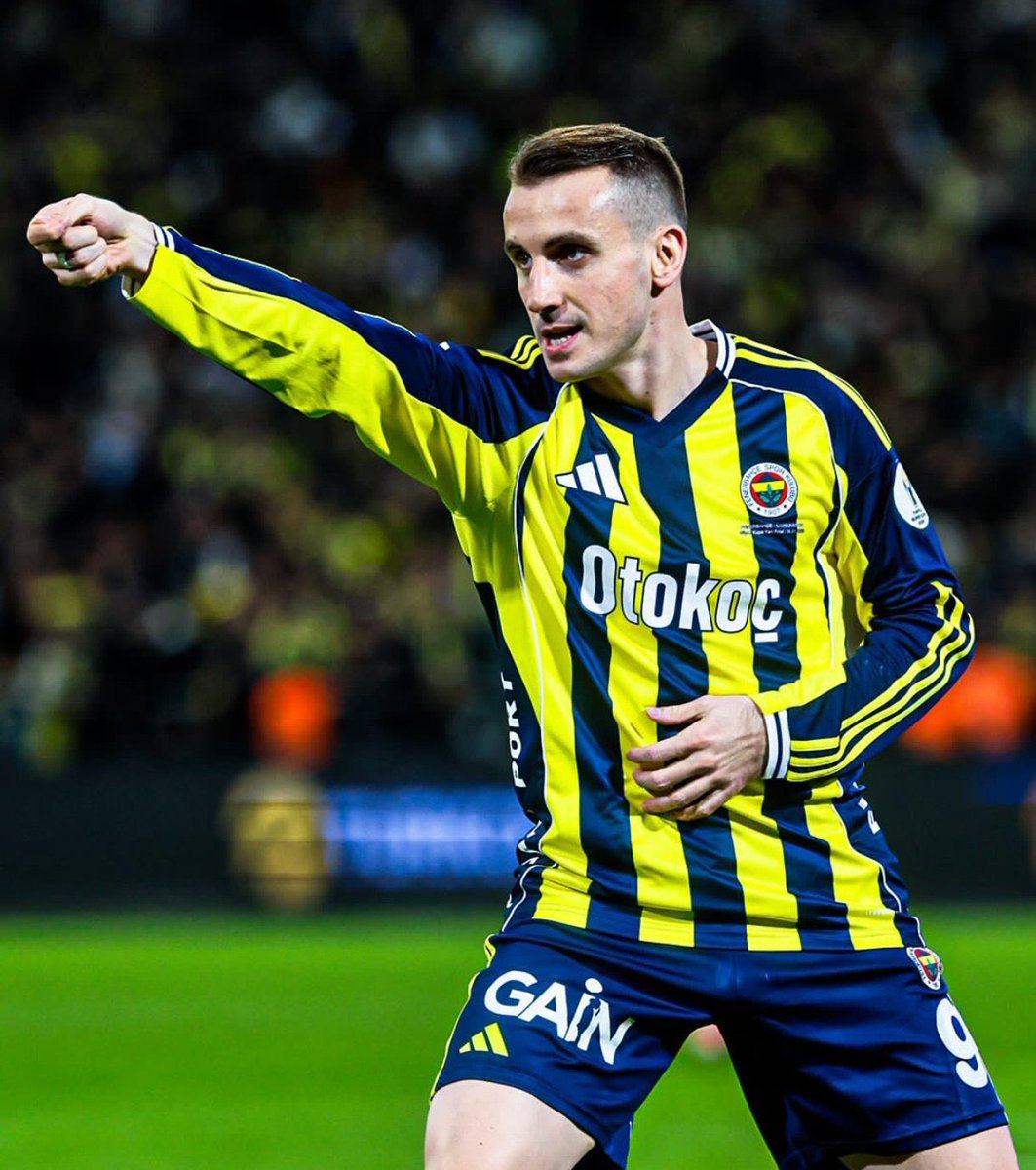 Yere göğe sığdırılamayan Sane 6 gol 7 asist kendi takım taraftarının yerin dibine soktuğu Kerem 6 gol 5 asist. İleri uçtaki pres katkısı ve takım oyunu anlayışı da cabası.