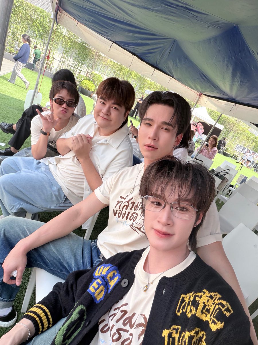 ที่สามของเธอบวงสรวงอย่างเป็นทางการแล้ว 🎊 ฝากทุกคนรอติดตามซีรีส์เรื่องนี้เป็นกำลังใจให้กับพวกเราทีมนักแสดงและทีมงานด้วยนะค้าบ จะทำให้เต็มที่เล้ย แล้วเจอกันปีนี้แน่นอน ! 
Your Third Worship
#บวงสรวงที่สามของเธอ