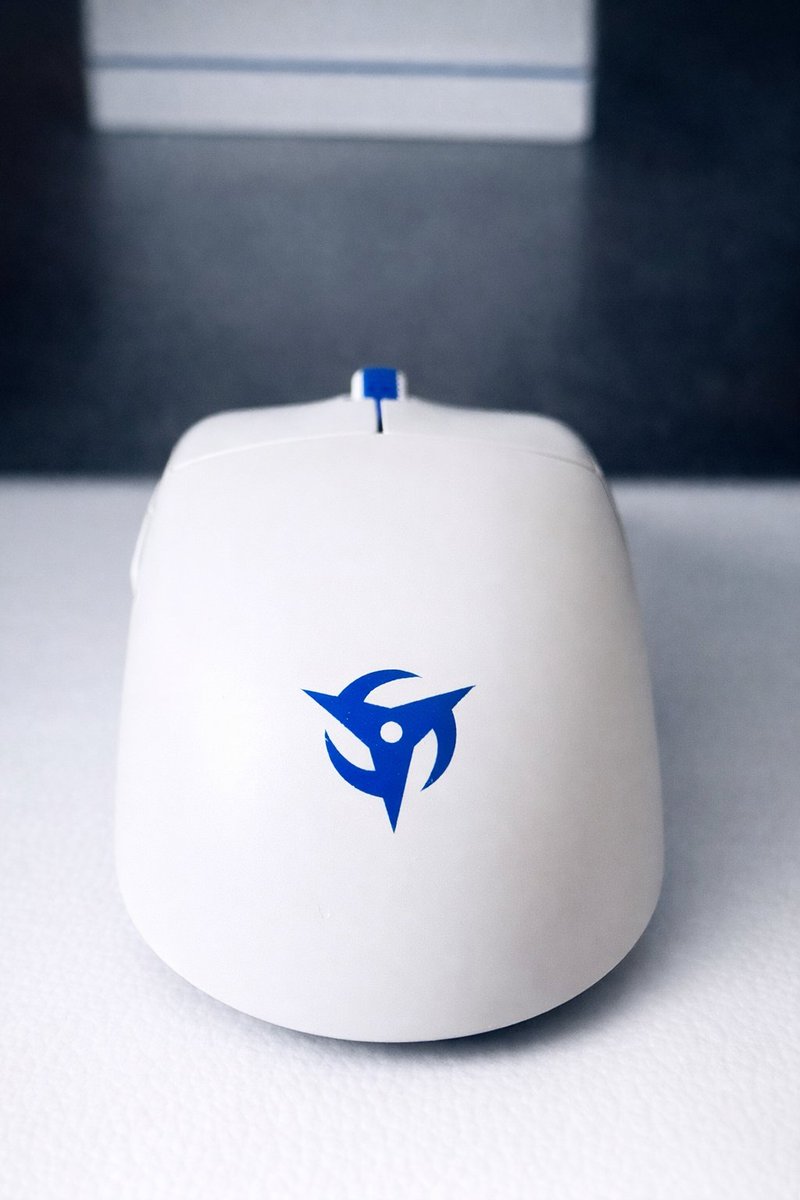 KapitanKloze's tweet photo. Sora v3 is finally here. As a fan of the Sora shape, I couldn't be happier @ninjutso_ninjas 
First impressions:
- the white coating is clinically clean and has the same, a bit chalky feeling, giving you a proper grip
- The shape feels the same to me, which is good
- The battery seems improved: still over 50% capacity, Competitive Mode on, Burst Engine on, Hyper Click on, 2k polling rate.
- The new sensor feels flawless, just like the older one
- the dots are back into the safe PTFE category (the mouse comes clean, you need to apply them)
- clicks are easy to spam, tactile, and they rebound fast
- 40 gr weight, balanced, sensor in the center position
- The mouse stays for good, the wedge shape is back!