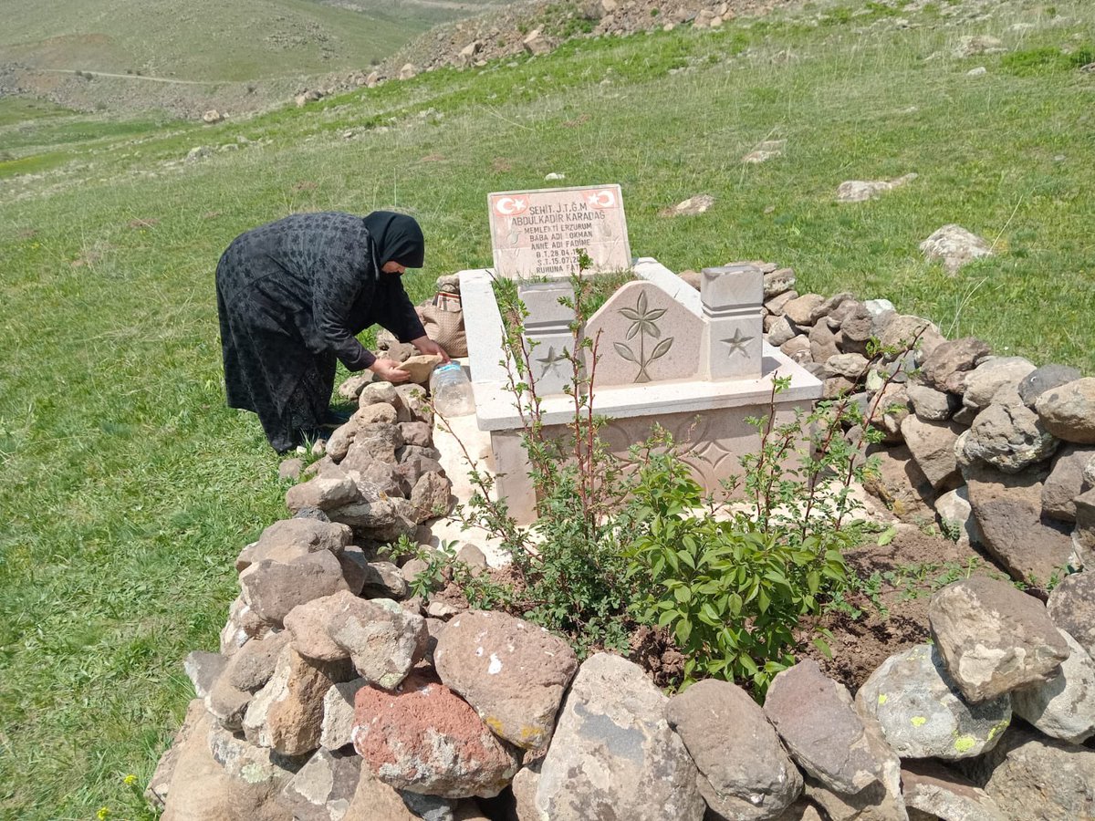 15 Temmuz'da Jandarma Genel Komutanlığı'nın Beştepe'deki binasında keskin nişancılar tarafından şehid edilen ve köy mezarlığında yer verilmediği için Erzurum Çat Barajı'nın tepesine defnedilen kursiyer teğmen Abdülkadir Karadağ'a iyi bakın.

Bir gün o da size bakacak!