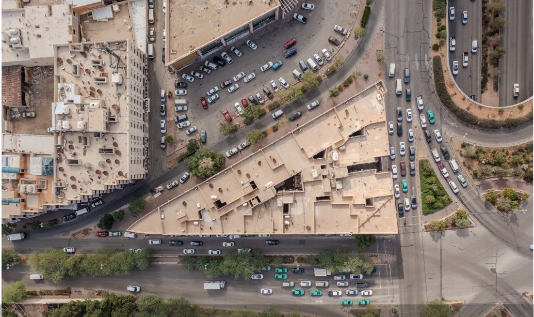 🔴 نبذة مفصلة عن "عمارة الباخرة" 🚢

المقاول: مصطفى وأحمد حجازي.

الحضور البصري القوي لعمارة الباخرة والتصميم غير المألوف جعلا من هذا المبنى حاضراً بقوة في عمارة الرياض في فترة الستينيات الميلادية. 

وهنا يُحسب للمصمم قدرته على توظيف إحدى التحديات بالمشروع وهو وجود المشروع في