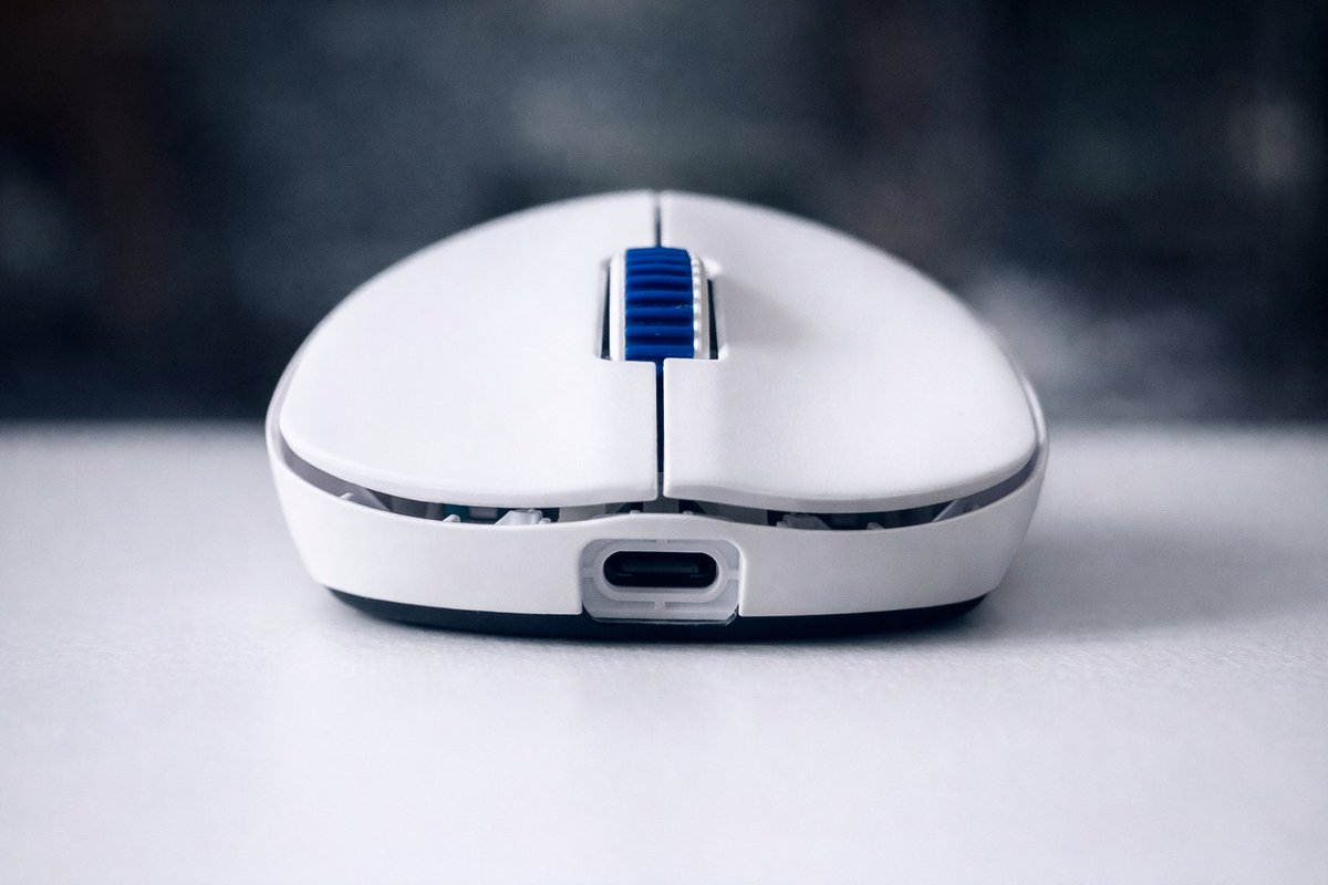 KapitanKloze's tweet photo. Sora v3 is finally here. As a fan of the Sora shape, I couldn't be happier @ninjutso_ninjas 
First impressions:
- the white coating is clinically clean and has the same, a bit chalky feeling, giving you a proper grip
- The shape feels the same to me, which is good
- The battery seems improved: still over 50% capacity, Competitive Mode on, Burst Engine on, Hyper Click on, 2k polling rate.
- The new sensor feels flawless, just like the older one
- the dots are back into the safe PTFE category (the mouse comes clean, you need to apply them)
- clicks are easy to spam, tactile, and they rebound fast
- 40 gr weight, balanced, sensor in the center position
- The mouse stays for good, the wedge shape is back!