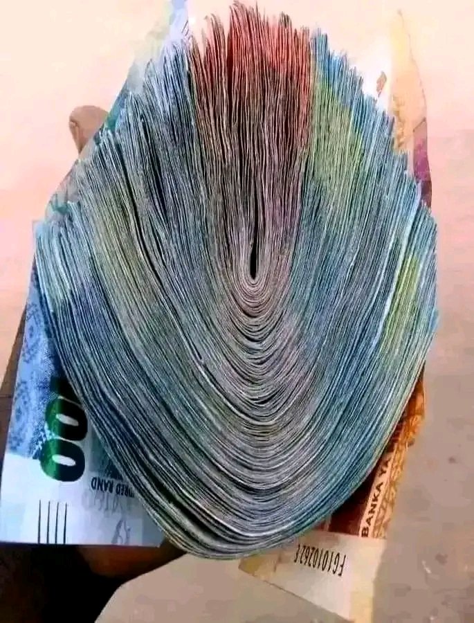 Simply folllow me retweet 10 previous post and comment with ur screenshot  to win R1800 at 12h00 10 lucky winners. I will be picking from comments💯✅️