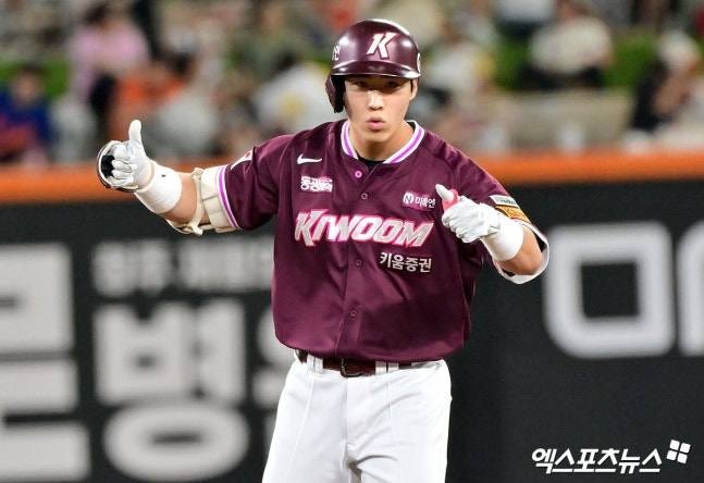 Pemain bisbol bernama Lee Joo Hyung dikritik karena komentarnya yang dianggap tidak sopan saat live ignya #ParkEunbin. Dia meninggalkan komentar “Tolong bicaralah dengan gaya Woo Young Woo.”

Banyak netizen menilai komentar itu tidak pantas, apalagi sebelumnya sang aktris sendiri