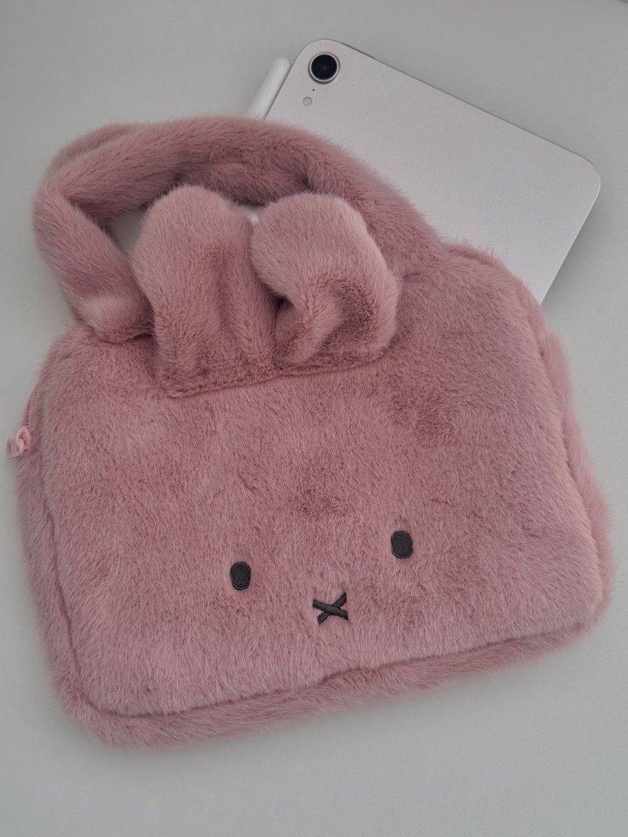 쓸모 생각 아예 안하고 귀여워서 산 미피 가방
아이패드 미니 딱 들어가서 합리적 소비 됏다