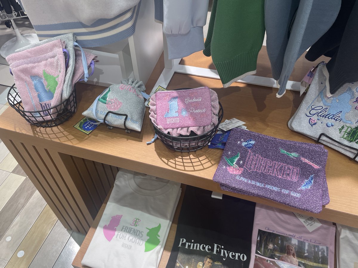 PLAZAのウィキッドコラボ、お店に行ったら売ってた🩷💚✨めっちゃ可愛い！すごく悩んだけど私はティッシュケースをお迎えしました🪄
plazastyle.com/shop/e/e142026…