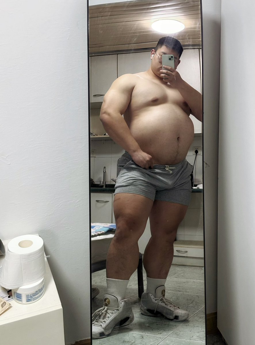 BuffetSmasher's tweet photo. You see, my belly is not a significant portion of me even when I’m full. So I usually show ya only the belly when I want to do so. https://t.co/ApKfHUJyVf