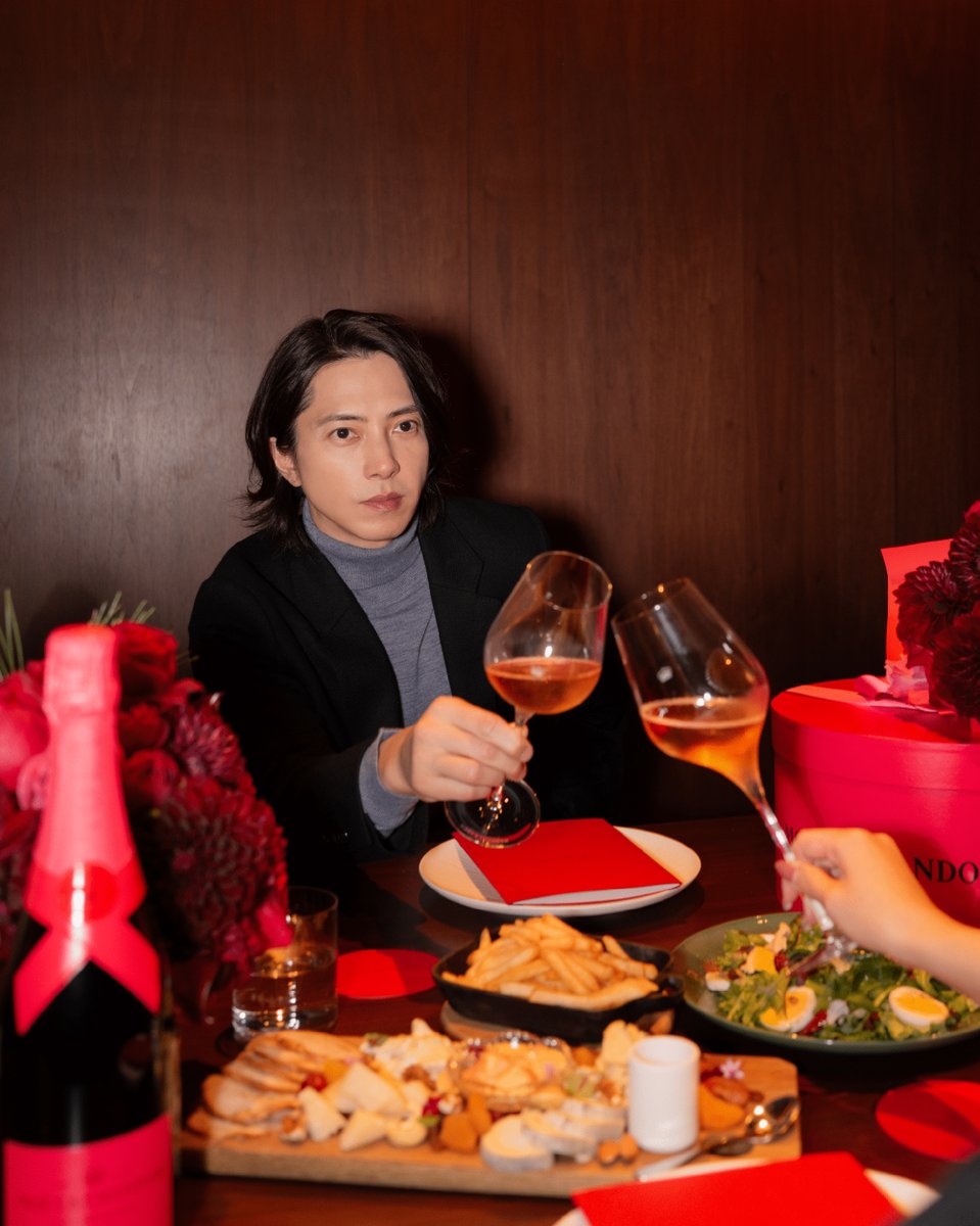 oricon's tweet image. 山下智久「モエ・エ・シャンドン」
バレンタイン特別ビジュアルに登場🥂✨️

シャンパンとともに大切な人と過ごす
洗練された大人のバレンタイン🌹
oricon.co.jp/news/2435058/f…

 #山下智久 @Tomohisanine