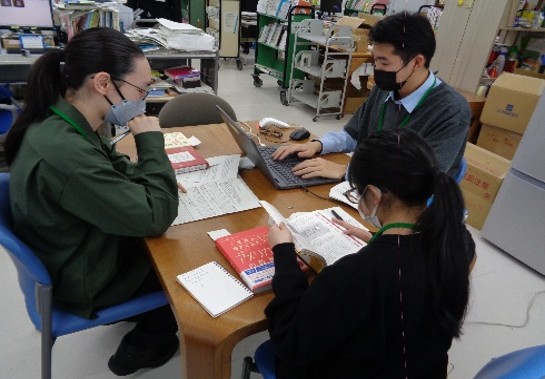 【インターンシップ】
札幌市内の大学生3名が道立図書館で #インターンシップ を行っています。
4日目は資料整備課での実習です。
雑誌の受入れ、寄贈雑誌の整理、新着本紹介のSNS作成など行いました。
悩みながら作成したSNSは、近日中にアップされる予定です。（企画支援課）