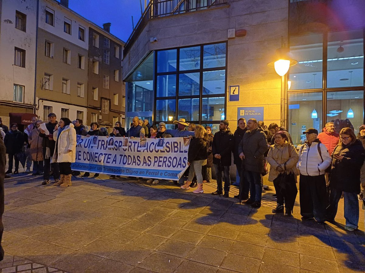 AitorBouza's tweet photo. Estivemos na concentración en Ferrol esixindo un transporte público digno. 

Autobuses que non chegan, cheos e menos frecuencias: a Xunta ten que actuar xa. https://t.co/2Y3tKBiS4u