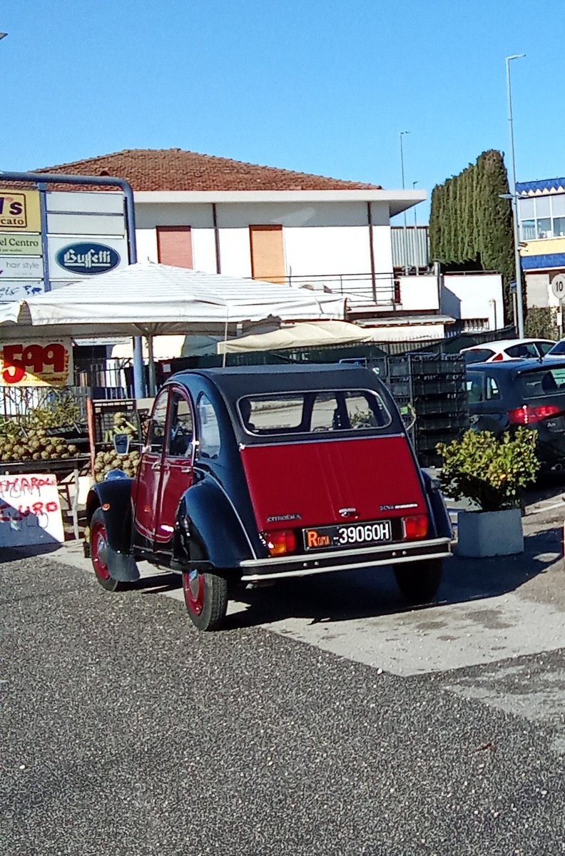lucananni1010's tweet image. #citroen #2CV #youngtimer 🖤❤️