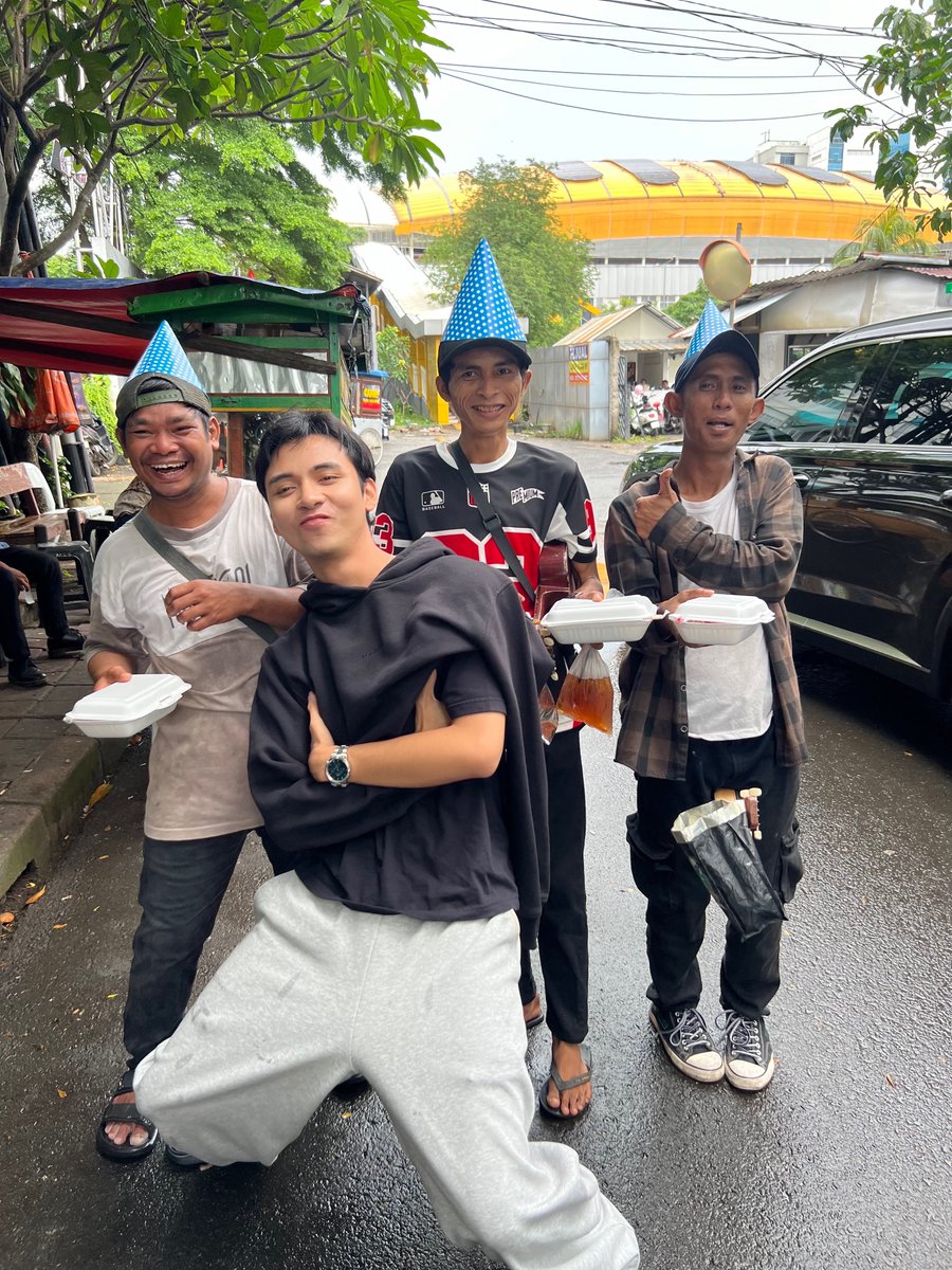 Ultah kali ini paling berkesan karena tiup lilinnya bukan pake kue tapi pake MIE AYAM 🎉