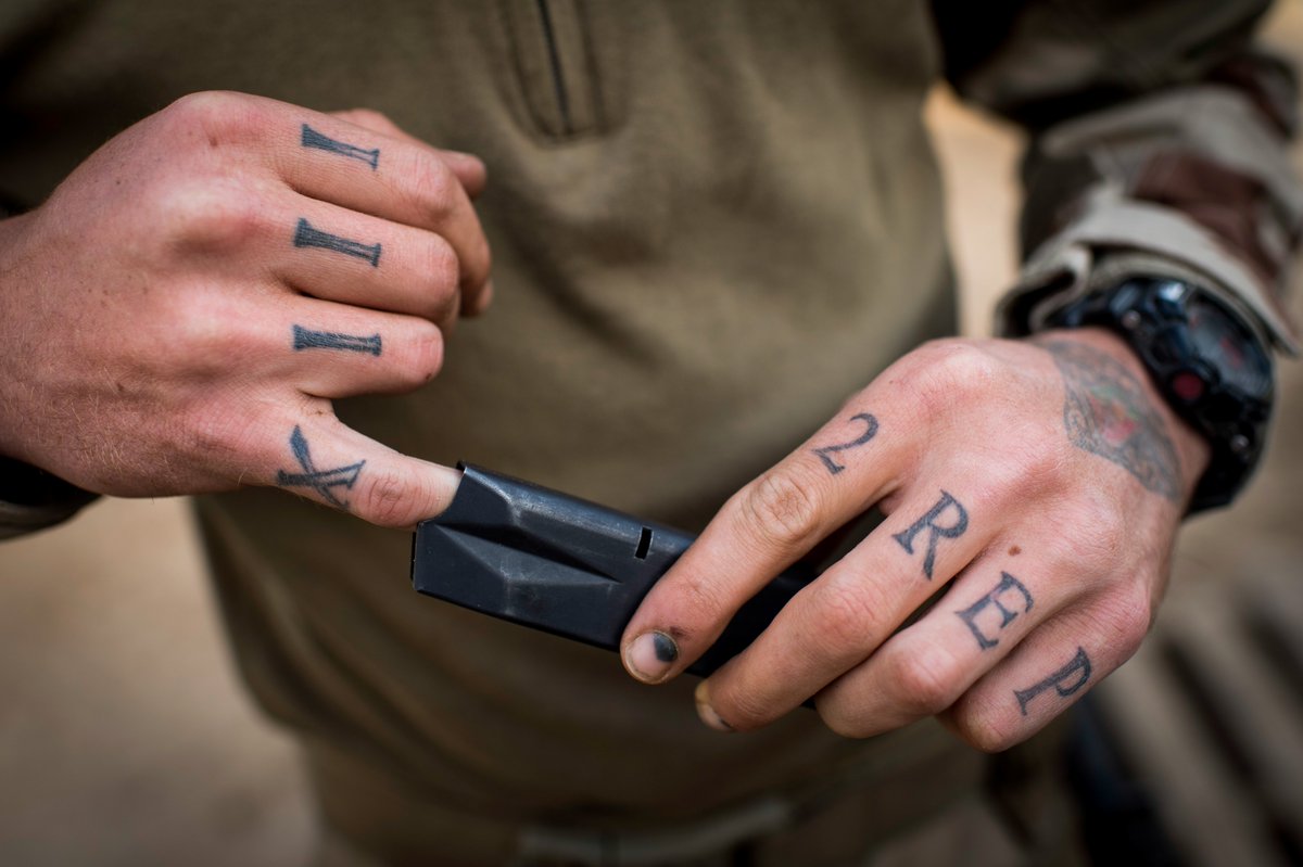 Le 16 février 2015 – Diffa (Niger)
Réf. : 2015ECPA037L004_013
Gros plan des mains tatouées d'un légionnaire du 2e régiment étranger de parachutistes (2e REP).
© Jérémy Lempin/ECPAD/Défense

<a href="/Armees_Gouv/">Ministère des Armées et des Anciens combattants</a>