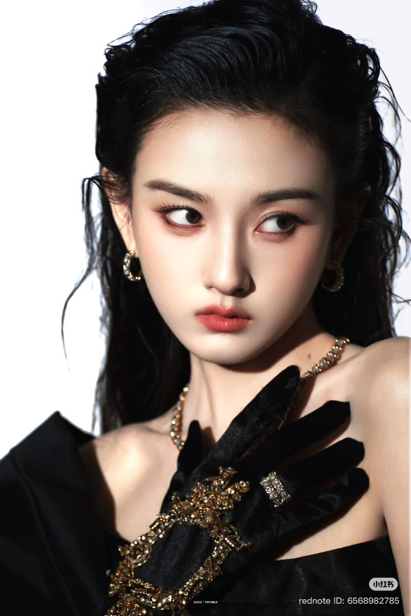 Allcbizmelons's tweet image. 🍉Tencent’s Costume Drama “The Palace Stewardess/司宫令”

Adapted from novel of same name by author Mi Lan Lady 

Starring: #SongZuer, #DingYuxi (equal billing)

Director: Wang Chengxin (Best Choice Ever)

Screenwriter: Wang Hong (Rattan, Fight for Love)

#CDrama