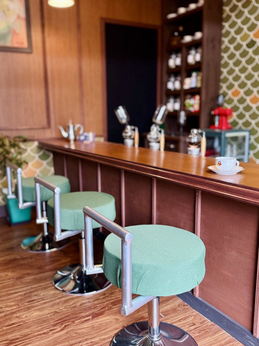 tcn_2020's tweet image. やっとの事で気に入った生地とサイズの合うクッションを見つけたのでリメイクしました。

鉄工所のおじいさんが製作してくださった背もたれに合う厚みに出来てよかったです･･･🕊️

#あつ森 #ACNH #たぶん私しかやってない