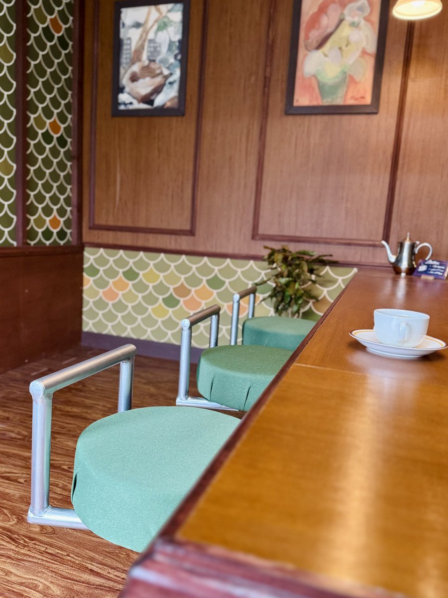 tcn_2020's tweet image. やっとの事で気に入った生地とサイズの合うクッションを見つけたのでリメイクしました。

鉄工所のおじいさんが製作してくださった背もたれに合う厚みに出来てよかったです･･･🕊️

#あつ森 #ACNH #たぶん私しかやってない