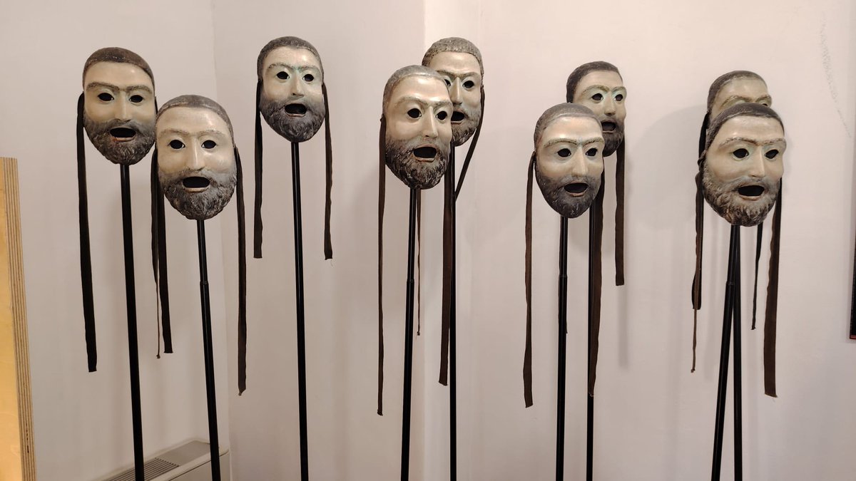 Buenos días
#letrasalacarta
Máscara.
Una para el vecino. Otra en el trabajo. Una para amigos. La otra para la compra diaria. Una más para cuando conduces. Y la del trámite burocrático.
Una para la conquista, otra para el amor.
Tantas máscaras que nos olvidamos de nuestra verdad.