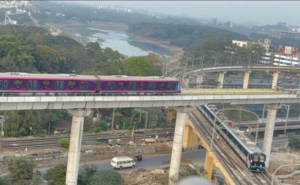 aparanjape's tweet photo. Great shot! 

#PuneMetro Line-3 trials... going over Metro Line-2 near Sangam Bridge.

(credit Jayesh Patil, via @Sahilinfra2) https://t.co/7K38DkPZg7
