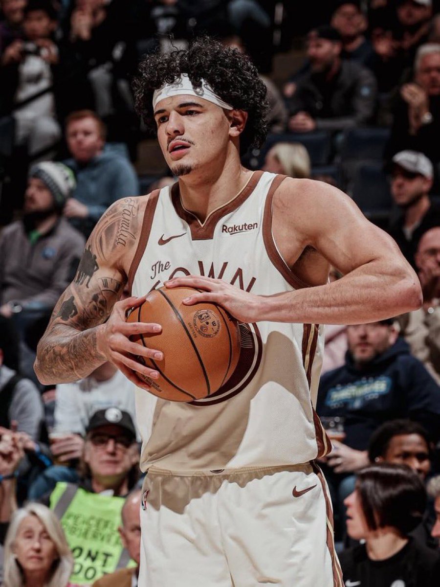 NBAdoPovo's tweet photo. Gui Santos falando sobre o jogo de hoje, sobre sua fase mais confiante e classificando hoje como o melhor jogo de sua carreira 

“Cara, eu penso muito nisso, sabe? Estou mais confiante, principalmente por causa do Draymond, do Steph e de todos os veteranos. Eles ficam tipo: ‘ataque a cesta’. O Melton também fala muito isso — vá para cima do aro e, se não tiver a bandeja ou a finalização, passe a bola para fora que a gente resolve o que fazer depois.

Ah, eu acho que foi o melhor jogo da carreira. Especialmente do jeito que terminou, com a gente ganhando. O finalzinho, a bandeja no final do jogo, pra mim foi muito importante também. Os caras estavam até me zoando ali que eles nunca tinham visto aquela quantidade de passes que eu dei (7 Assistências). Mas é aquilo, né? A gente trabalha nisso todo dia e, pô, é especial pra caramba, especialmente quando a gente termina o jogo ganhando."