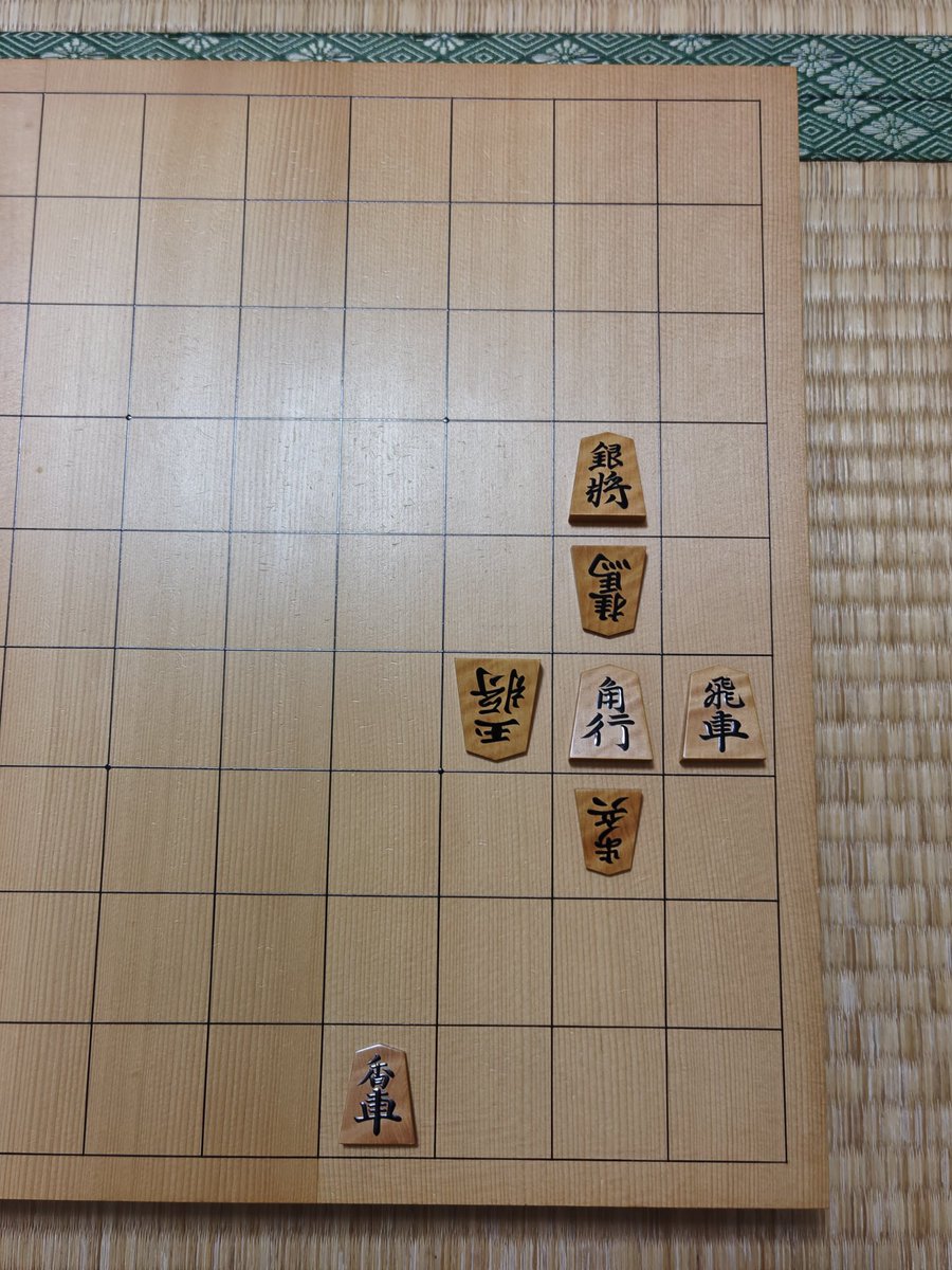 kayanokoithi's tweet photo. ＃詰将棋
【期間限定】
ちょいムズ🤨
ねこ１手詰にゃ

  　  ∧ ＿ ∧   
🔫( `･ω ･´🔫)タイ〜ホにゃ！

　 　        ∧＿∧
　   　　( = ⦁⩊⦁=)   　  ／ ｜
   　　ヽ(   ∩  ∩つ／　    ｜
〜〜◥█████◤〜〜 ｜〜〜〜〜〜〜
　　　　　　　　　　　 ｜
　　　　　　　　　　　🍜　🐟 https://t.co/8sXTe4NUs1