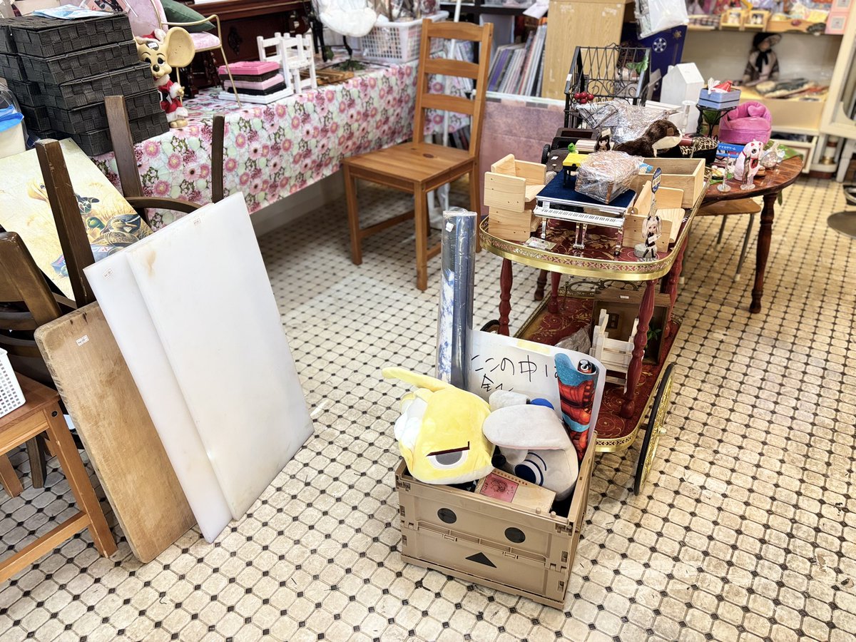 nsdollofficial's tweet photo. 2/7土曜日の実店舗閉店セールは12時-16時です☆ 駐車場も有りますので大型家具等も運べますよ🌟　皆様お誘い合わせの上ご来店お待ちしてます🌟　#調理道具　#食器　#画集　#姫系家具　　#ガレージセール　#nsdollcafe にて https://t.co/JXjycXGwJt
