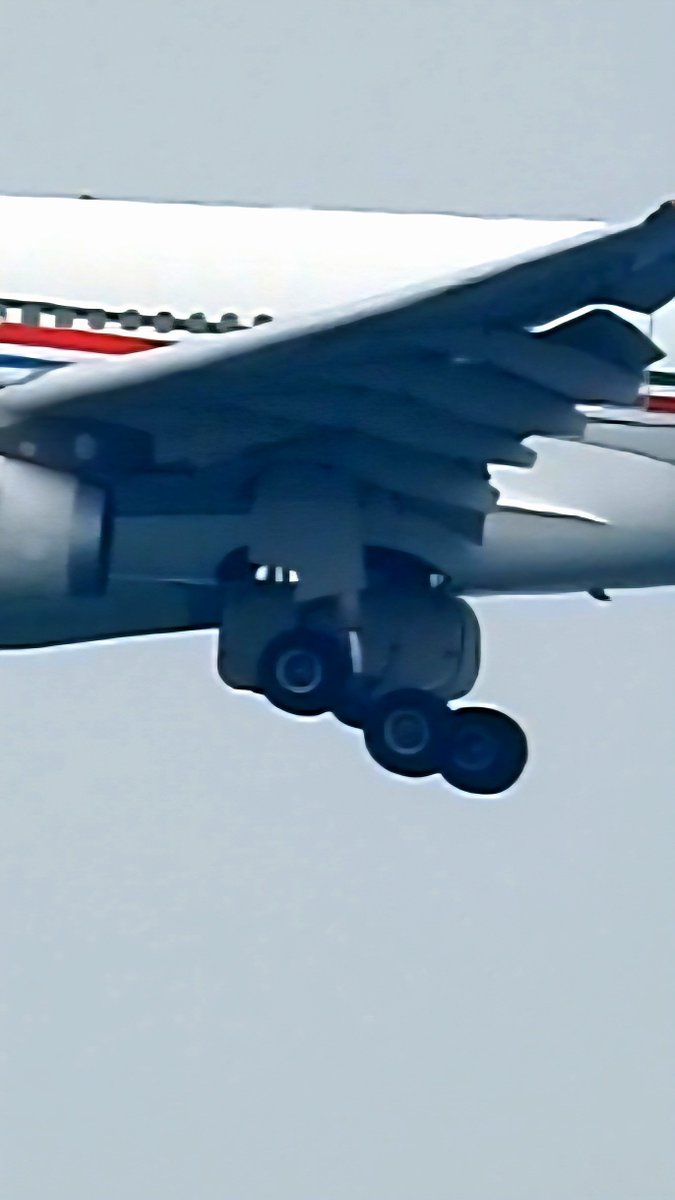 LebanonJets's tweet photo. Lebanon's Middle East Airlines #ODMEE A330 (MSN 1725 dd 2016) operating #ME426 #Beirut to #Dubai had a hydraulic issue en-route over Jordan, elected to return to Beirut with gear doors open on approach. Passengers currently bording a replacement aircraft & continue their journey https://t.co/aM9Tp0zNU3