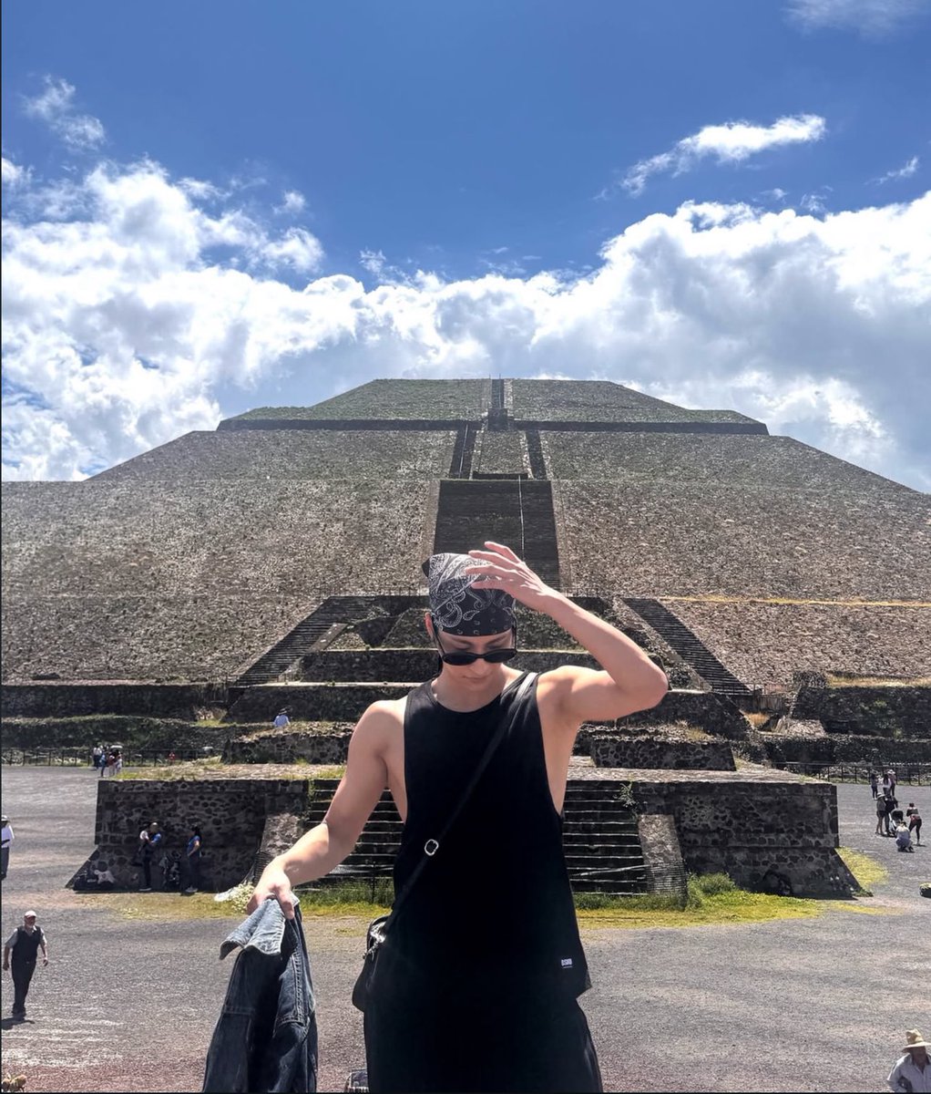 wdym we get a photocard of when seonghwa visited Teotihuacán 🥹🥹