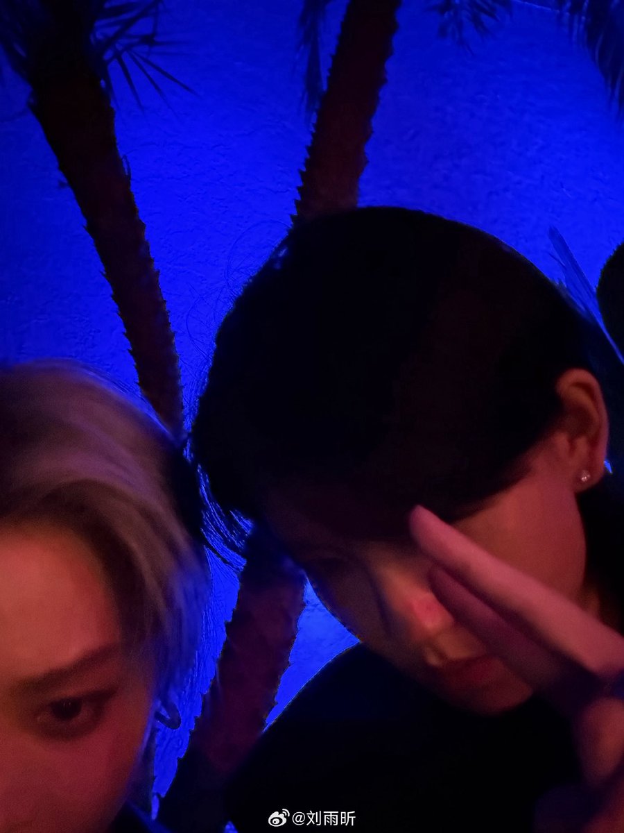 아
내 바보 둘 만나서 이런 셀카나 남기는 사이