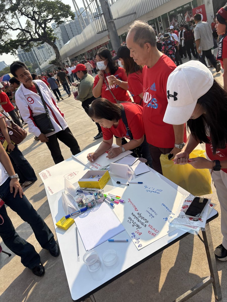 ใครมาถึงแล้ว มาเขียนเฟรนชิพควายแดงกันนะคะ เขียนให้พี่ลูกนิด มาดามมุเด้ง พี่เชน ฯลฯ ก็ได้ แล้วเดี๋ยวแม่น้องเปอติ๊ดจะนำสารไปให้ค่าาา