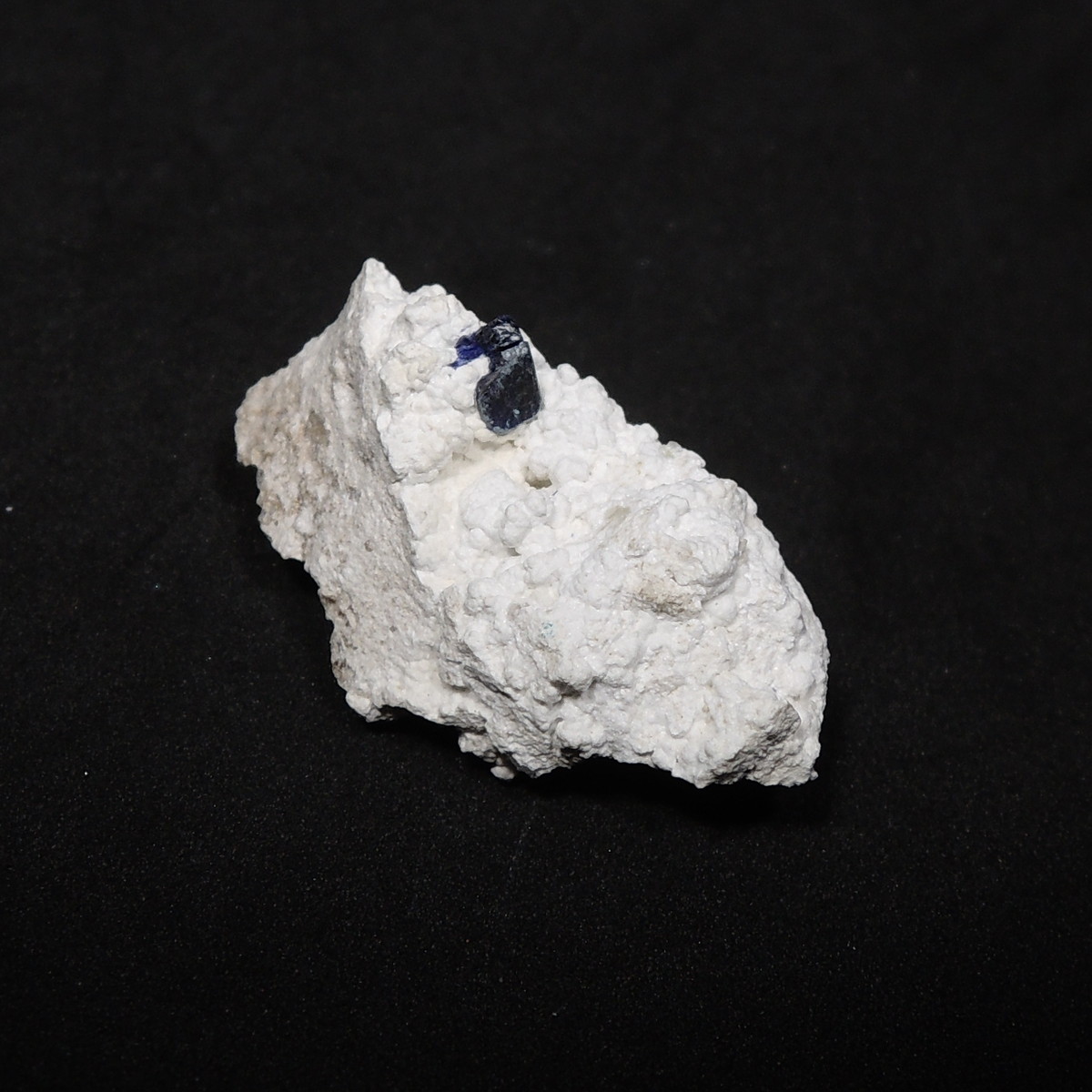 希少な鉱物、ヘンミライト(逸見石)の標本。青色の結晶が本鉱です。岡山