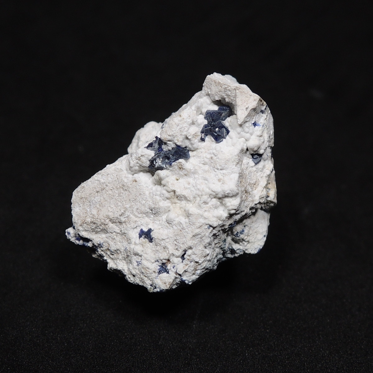 希少な鉱物、ヘンミライト(逸見石)の標本。青色の結晶が本鉱です。岡山