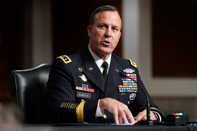 حضورش در مذاکرات بی دلیل و بی معنی نیست
در آخر جلسه
قبل از بلند شدن از سر میز جلو همه دستور رو میده
+