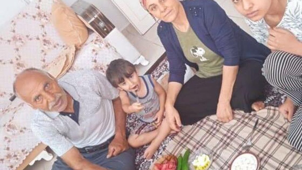 yirmiucderece's tweet photo. Hepimizi ağlatmıştı!

6 Şubat depremlerinde yıkılan evinin enkazında, cebindeki bisküvilerle ailesini bekleyen Şerif Ölmez, ailesini kaybettikten sonra kanser hastalığına yakalanarak hayatını kaybetmişti.

Enkaz başındaki o çaresiz bekleyişi sosyal medyada yeniden gündem oldu. https://t.co/MwoKBIfnIW