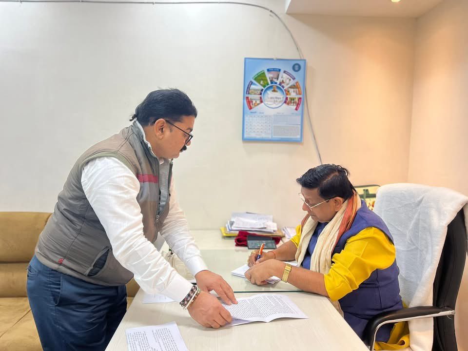 Ershailendrabjp's tweet photo. आज बिहार विधानसभा स्थित सचेतक कक्ष से झलकियाँ।
विधानसभाई दायित्वों का निर्वहन करते हुए आवश्यक कार्यों एवं दस्तावेज़ों पर ध्यान केंद्रित।
#BiharVidhanSabha
#SachhetakKaksh
#LegislativeWork
#कर्तव्यनिष्ठा https://t.co/VbBuFQde4J