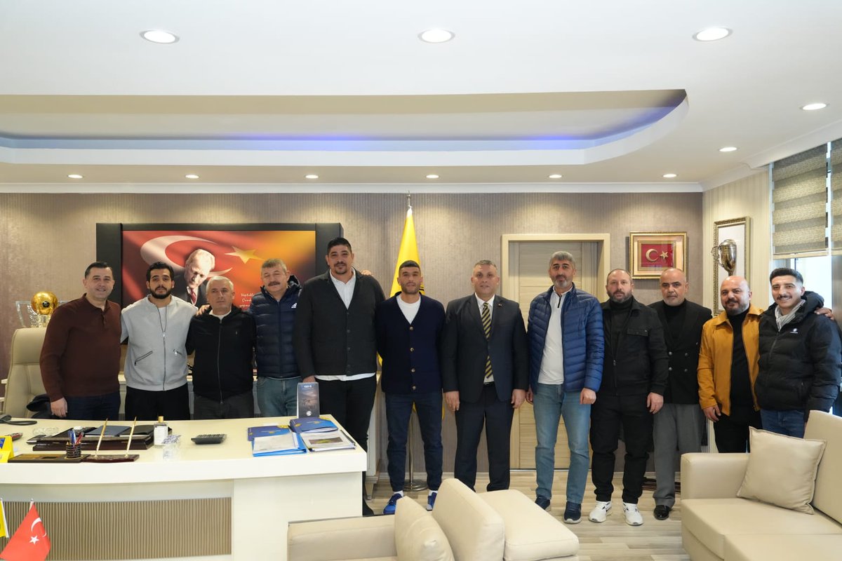 Ankaragücü'müzün değerli Başkanı’nı makamında ziyaret ederek, kulübümüzün geleceği ve hedefleri üzerine verimli bir görüşme gerçekleştirdik. Şehrimizin en büyük markası, asırlık çınarımızı hak ettiği yerlere taşımak için emek veren başkanımıza misafirperverliği için teşekkür