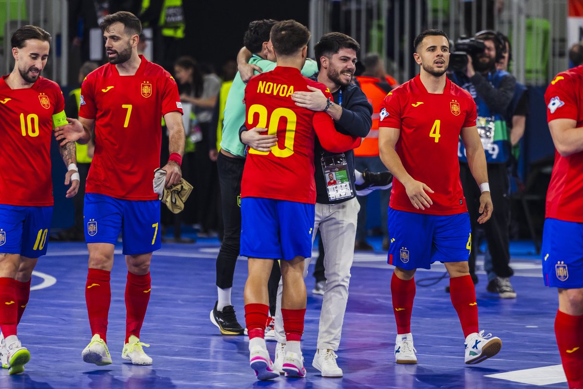 FutSalRFEF's tweet photo. 💪 ¡Vamos a pelear aún más por ti, @danizurdo17! 

#FutsalEuro #OctavaGloria https://t.co/WQVEHWsnPi