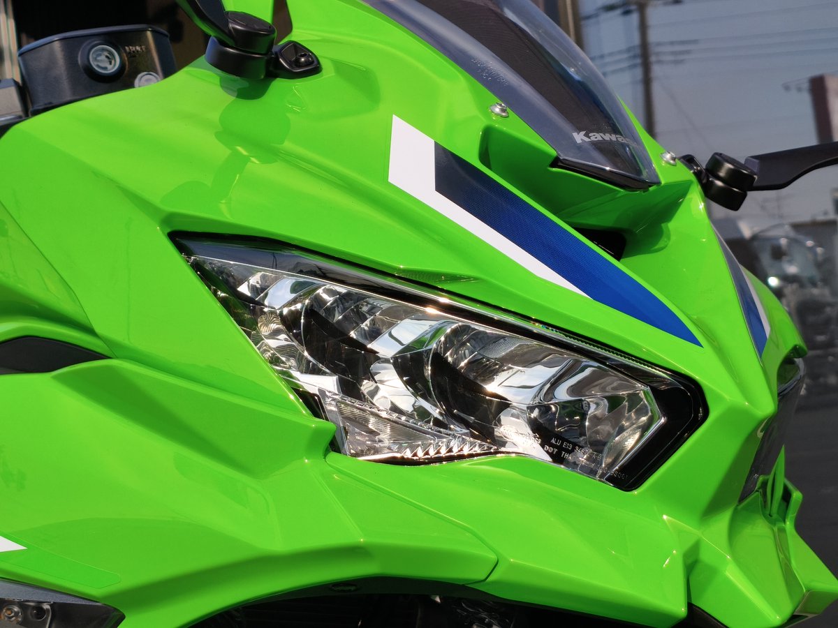 plazakoshigaya's tweet photo. こんにちは、カワサキプラザ越谷です。
2026年より追加された #ZX25RR が入荷いたしました。
リアサスペンションにショーワ製BFRC-Liteを採用し、より走行性能を高めたモデルとなります。
例年ZX-25Rシリーズは入荷数の少ないモデルです。ご検討中の方はぜひお早めにお問合せください。 https://t.co/h183xXu800