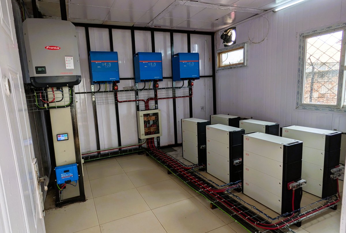 GoShopEnergy's tweet photo. Lors d'une installation, les batteries et onduleurs doivent être placés dans des zones bien ventilées lors de l’installation!

Une bonne circulation de l’air évite: 

la surchauffe et prolonge la durée de vie de votre système solaire  pour un fonctionnement stable et durable.

GoShop Energy, Your Energy Provider
