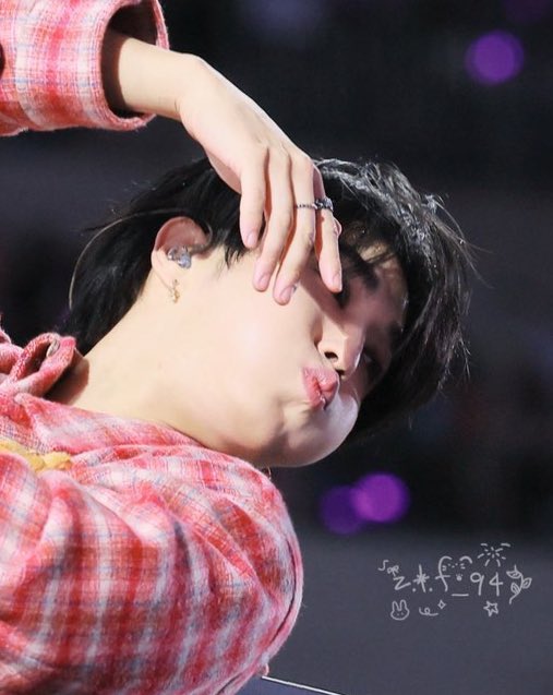 I absolutely love how there are ALWAYS photos of Han’s cheeks from every possible angle 🥺🥺🥺🥺🥺🥺🥺🥺🥺🥺🥺🥺🥺 The Jeekies really do have their own fandom — as they should.