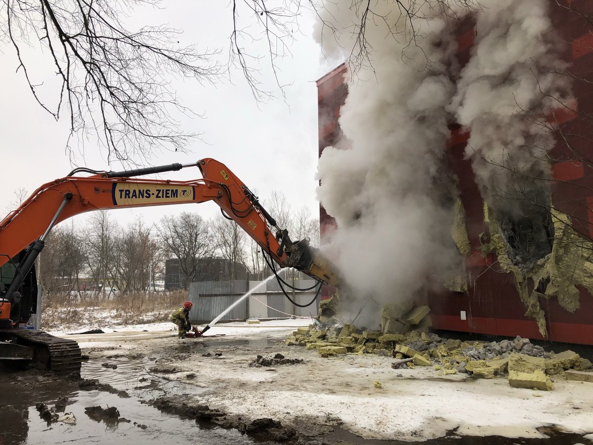 Dziś 5 rocznica pożaru Archiwum Urzędu Miasta Krakowa. 

Dwa nowoczesne, niezależne od siebie budynki płonęły przez 10 dni, trawiąc blisko 20 km akt. Przyczyny wciąż nieznane (trudno za taką uznać "samoczynne uruchomienie się instalacji przeciwpożarowej).