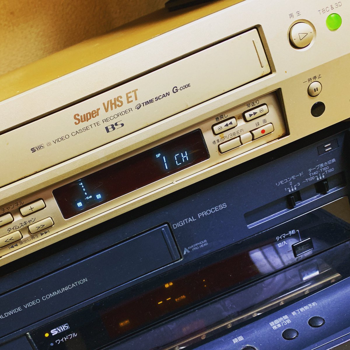DJ_OMKT's tweet image. 今はSVHSのデッキがアツい。
SVHSのテープにオーディオ入れて歪ますとサチュレーションが最高に良い感じ。
最近はプラグインもあるらしいけどやっぱSVHSよ。昔のAVも観れるしね。VHSじゃダメよ！
#ableton