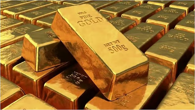 ارتفاع أسعار الذهب بالمملكة.. وعيار 21 يسجل 511 ريالا. شهدت أسعار الذهب في المملكة، ارتفاعا خلال تعاملات، اليوم، حيث سجل الجرام من عيار 21، الأكثر تداولًا بالمملكة، نحو 511.65، ريال (136.44 دولار).. وسجل سعر الجرام عيار 24 نحو 584.74 ريال، وعيار 22 نحو (536.01) ريال، وعيار 18 (438.56) ريال، وسجل الجرام عيار 14 نحو (341.10)، بحسب ما نشرت منصة "سعودي جولد" 