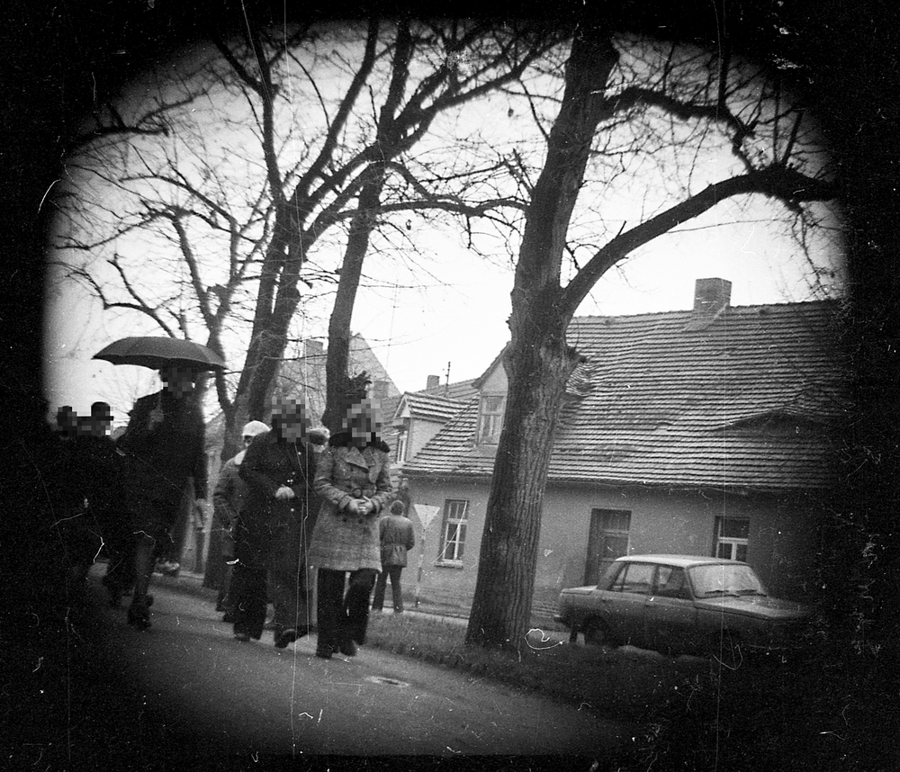 StasiArchiv's tweet image. Dank eurer Hinweise ist eine weitere #Spurensuche gelöst: Die Fotos von Straßenzügen und einer Trauergesellschaft hat die #Stasi in #Nienburg (Saale) aufgenommen, v. a. rund um die Gattersleber Straße. Vielen Dank für eure Mithilfe.

Weitere Spurensuchen: bundesarchiv.de/stasi-unterlag…